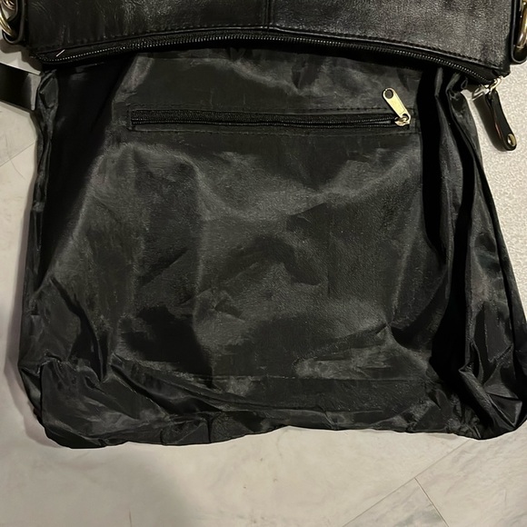 Nicole Miller  NWOT  Black shoulder bag  vegan leather  Gold tone accents chains - Picture 13 of 15